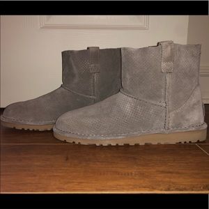 UGG W CLASSIC UNLINED MINI PERF